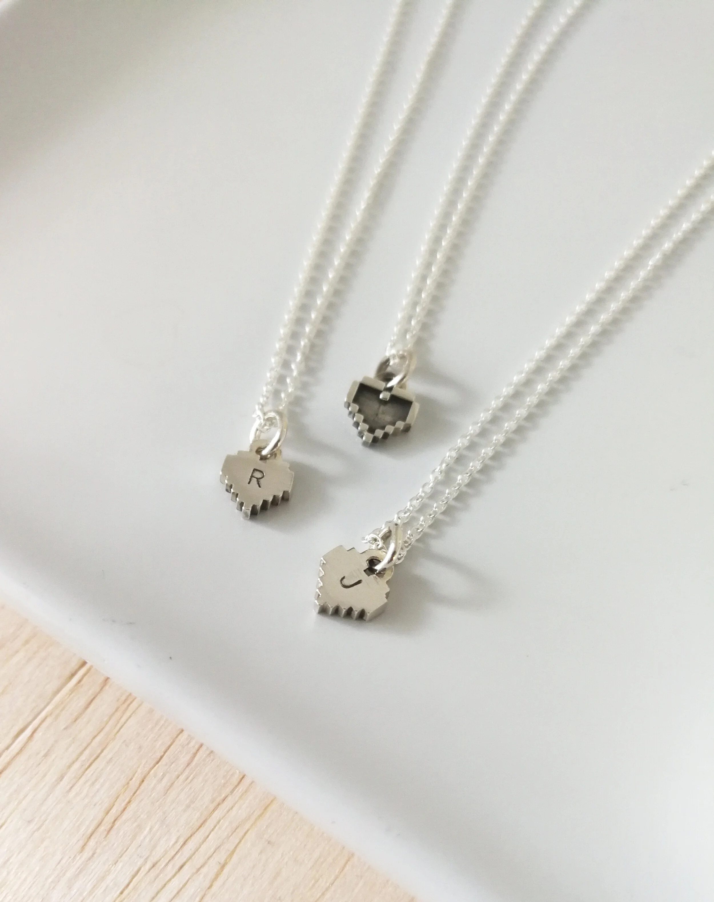 [レネレイド] SMALL HEARTSTONE NECKLACE Broken Heart Pendant Necklace, Silver Heart Necklace, Gothic